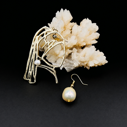 Asymmetrical Gold Lady Profile & Freshwater Pearl Drop Earrings – Renaissance-Inspired Statement Jewelry