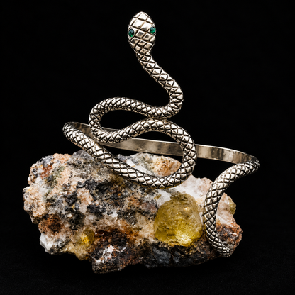 Emerald-Eyed Silver Snake Hand Bracelet – Victorian-Inspired Serpent Hand Cuff