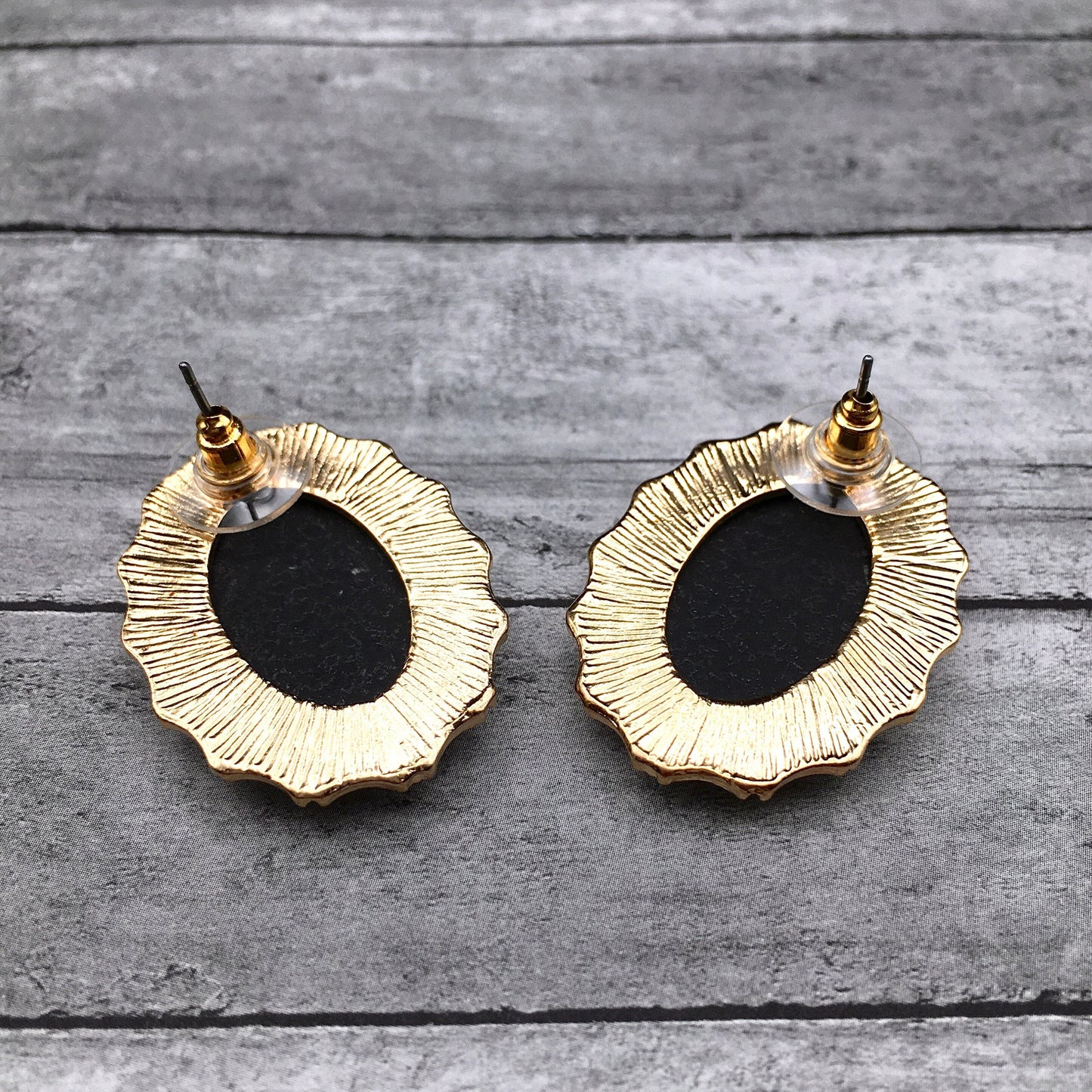Victorian Lady Cameo Stud Earrings – Gold-Tone Gothic Vintage Jewelry