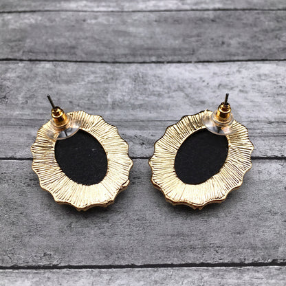 Victorian Lady Cameo Stud Earrings – Gold-Tone Gothic Vintage Jewelry